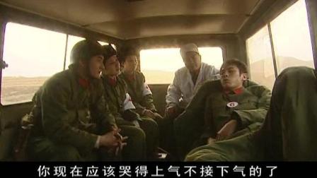 小伙受伤被送去治疗, 不料女军医是被自己抛弃的女友, 这下好看了