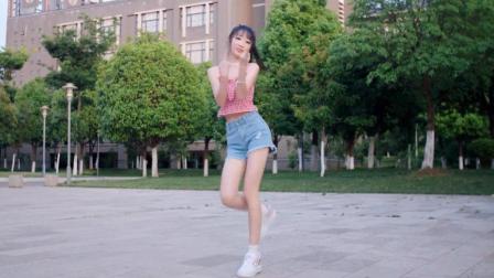 点击观看《腿长1米1系列, 在校园里跳舞, 是需要很大勇气的 二次元广场舞来啦》