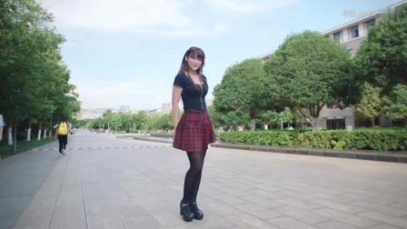 点击观看《小雪前卫广场舞 黑丝短裙舞蹈 创造101 学校里尬舞》