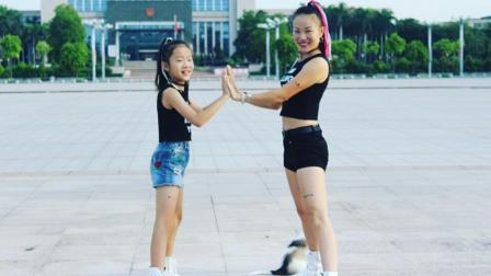 点击观看《凤凰香香广场舞 摇咧摇咧 正反面 附一步一步亲子舞教学分解 编舞 凤凰香香》