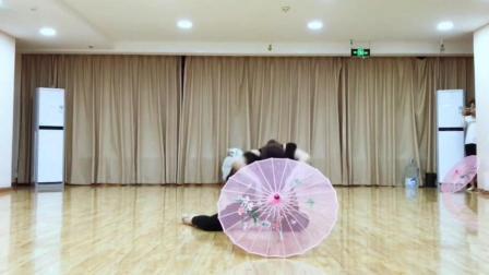 点击观看《练习室版中国风 伞舞 女子伞下柔情与妩媚》