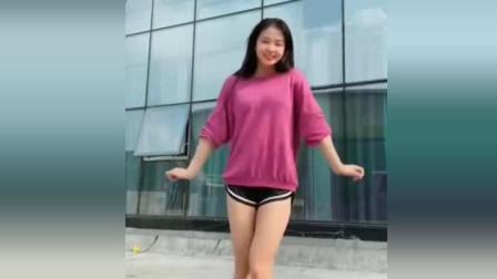 美女在街上热舞自拍, 网友: 大长腿很漂亮 抖音广场舞