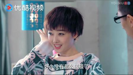 美女看维秘视频学走步，走一遍之后，男子说特像进击的巨人！