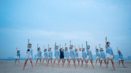 点击观看《单色舞蹈 一群大长腿妹子在海边跳舞 场面有点乖哟！》