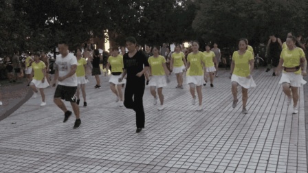 白裙队30人广场跳鬼步舞, 为什么这么流行? 因为简单好学还能健身