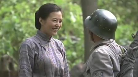 当兵的弟弟回家探亲，一看到家门口姐姐，高兴的跳下了马！