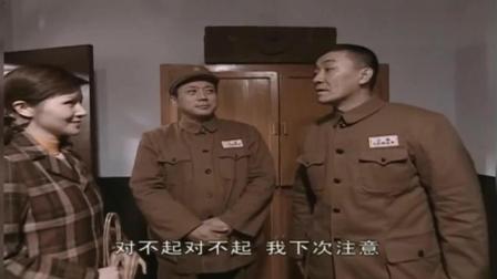 《亮剑》丁伟买好酒肉, 却被李云龙趁火打劫了