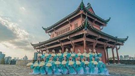 点击观看《单色舞蹈视频 一群美女要跳中国舞 赶紧点进来》