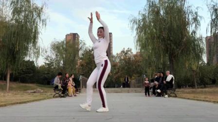 点击观看《青青世界广场舞 最真的梦 也可以跳的这么美哦！ 喜欢的转发》