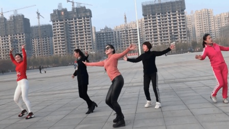 点击观看《公园一群人围观5位姐姐跳广场舞 潇洒走一回》
