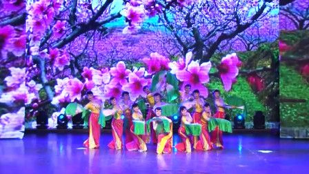 点击观看《精选广场舞 春满巢湖 这么优美好看的秧歌舞很少见!》
