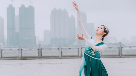 点击观看《长江边一个小姐姐跳的中国舞视频》