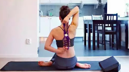 点击观看《每日瑜伽 扣手式瑜伽缓解肩周炎的教学视频来了》