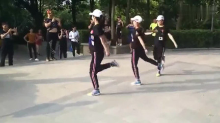 三位美女广场秀鬼步舞《小气鬼》，舞步飘逸，跳的真好看