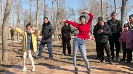 点击观看《阿采广场舞《小苹果》母女同跳2019最新版本广场舞视频》