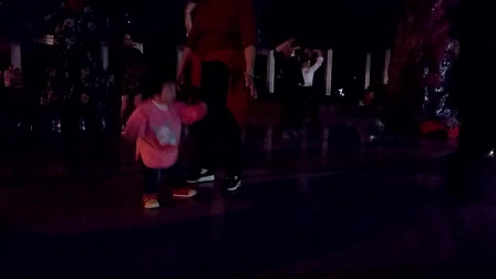 一岁女童与大妈同跳广场舞  不服不行