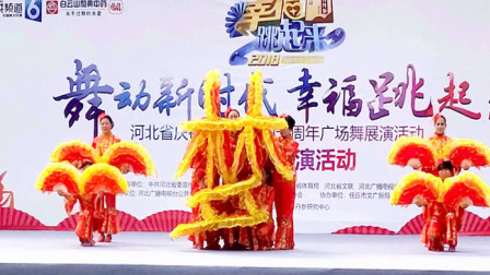 点击观看《阿采广场舞《中国梦》适合舞台表演的变形扇子舞视频》