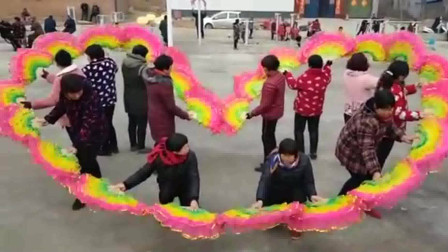 视频：农村大妈跳《扇子舞》变形队，队形整齐，鼓声悠扬2