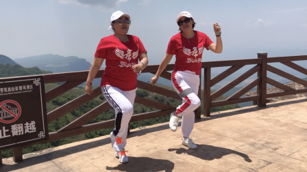 点击观看《鬼步舞东北汉子 2姐妹学跳无基础曳步舞视频》