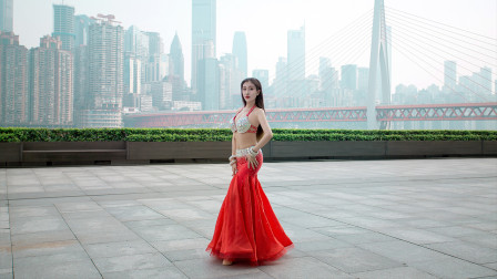 点击观看《中国东方舞视频大全 重庆大剧院小姐姐一袭红衣跳舞》