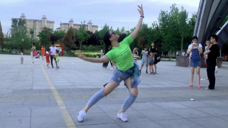 点击观看《适合夏天广场抒情舞蹈 红枣树青青世界广场带你跳》