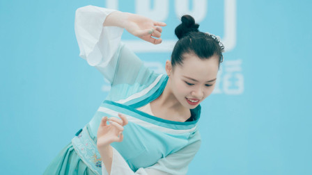 点击观看《中国舞《梁间燕》 专业古典舞舞者不一般》