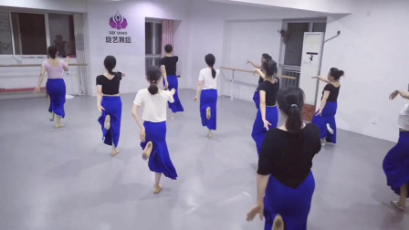 点击观看《民族舞如何跳 看练习室民族舞月亮舞蹈视频》