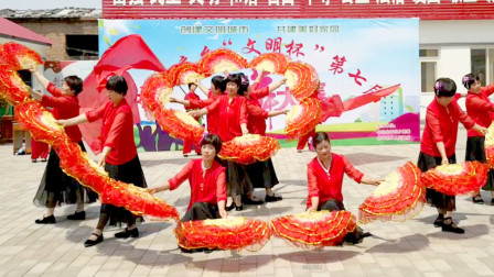 点击观看《好学农村扇子舞东方红 变队形比赛正能量舞蹈》