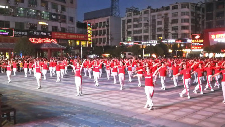 490人同跳广场舞《点赞新时代》，为大中国点赞！为大中国喝彩！