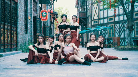 点击观看《中国美女韩舞视频 街头表演真吸睛》