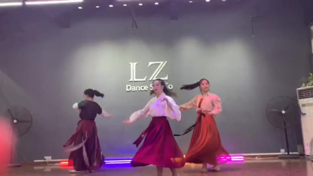 点击观看《中国古典舞视频《牵丝戏》兰花指女性柔美舞蹈》