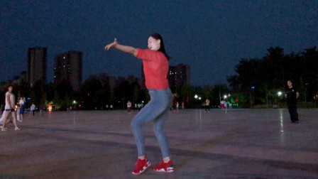 点击观看《青青世界鬼步舞视频 半夜广场跳舞》