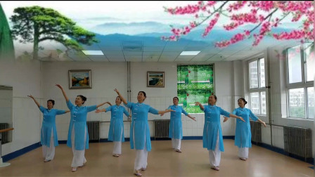 点击观看《创意广场舞《旗袍女儿情》展现中国女人的曲线美！》