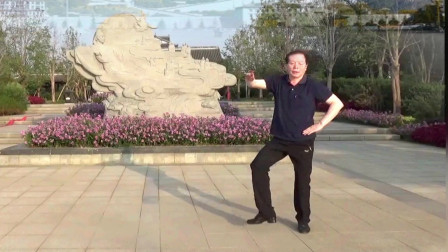 点击观看《帅气的男生藏族舞视频阿克班玛 飞跃广场舞》