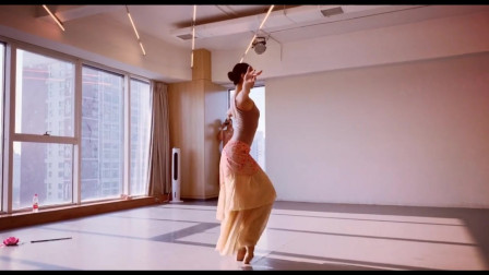 点击观看《美女练习室古典舞放灯行视频》