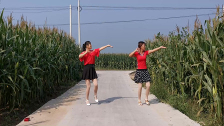 点击观看《河北青青广场舞《做你心上的人》农村实景双人版》