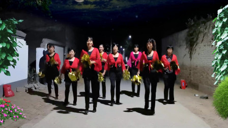 点击观看《河北青青广场舞《中国歌最美》花球舞农村实景团队版》
