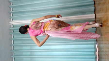 点击观看《丝织旗袍美女任如意学跳复古风舞蹈视频》