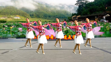 点击观看《小慧广场舞《相逢是首歌》优雅中年妇女舞蹈教程分解》