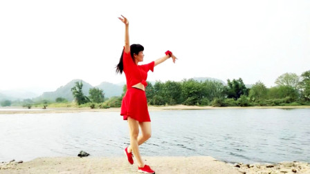 点击观看《麦芽姐江边跳健身舞视频人生何处不相逢》