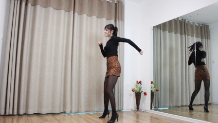 点击观看《小君黑丝超短裙学跳健身舞蹈夜蒲》