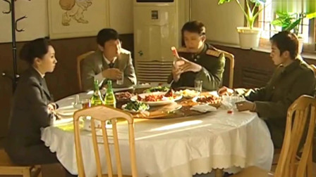 钟跃民去饭店喝酒，不料喝到了假酒，当老板出来后，钟跃民愣了！