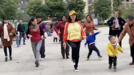 点击观看《基础奔跑步广场舞鬼步教程 每天跳15分钟》