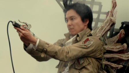 士兵刺穿自己心脏，身体竟长出无数肋骨，变身60米高巨人
