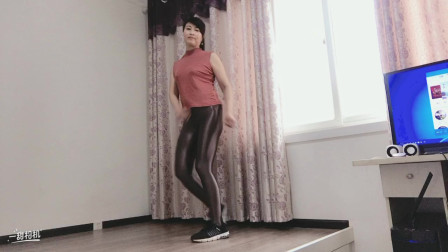 点击观看《玲珑广场舞 爱情的力量 大姐皮裤能锻炼身体舞蹈视频》