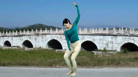 点击观看《春节广场舞视频 青青世界下辈子遇见你舞蹈视频》