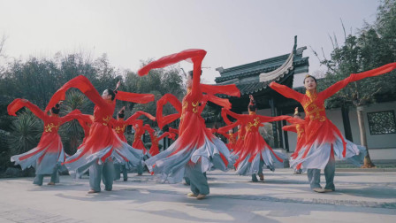 点击观看《中国舞《婲容耀蕊》真喜庆》