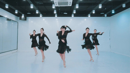 点击观看《单色舞蹈 性感美女拉丁舞视频》