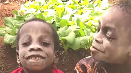 非洲小孩学妈妈给自己化妆，把脸涂得这么白，网友：这是出来吓人！