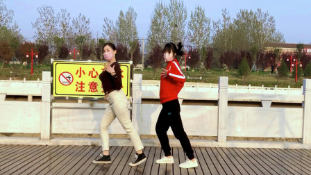 点击观看《原地慢跑的舞步简称鬼步舞《逃爱》青青世界广场舞》